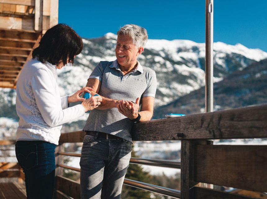 Comment l'électrostimulation aide à soulager les douleurs liés au vieillissement - seniors utilisant l'électrostimulation