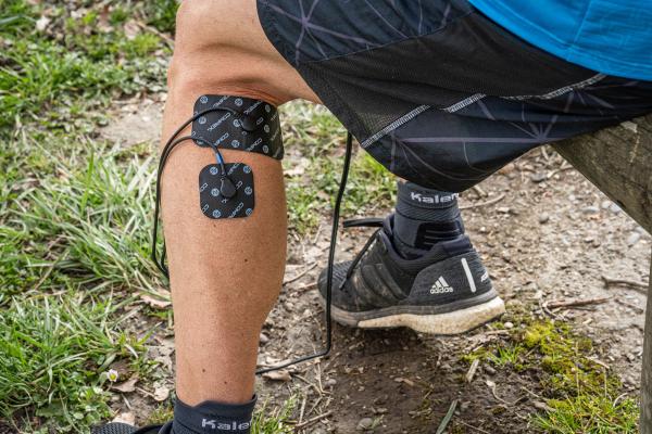 Tratamiento de la contractura muscular del músculo lateral de la pantorrilla con electroestimulación