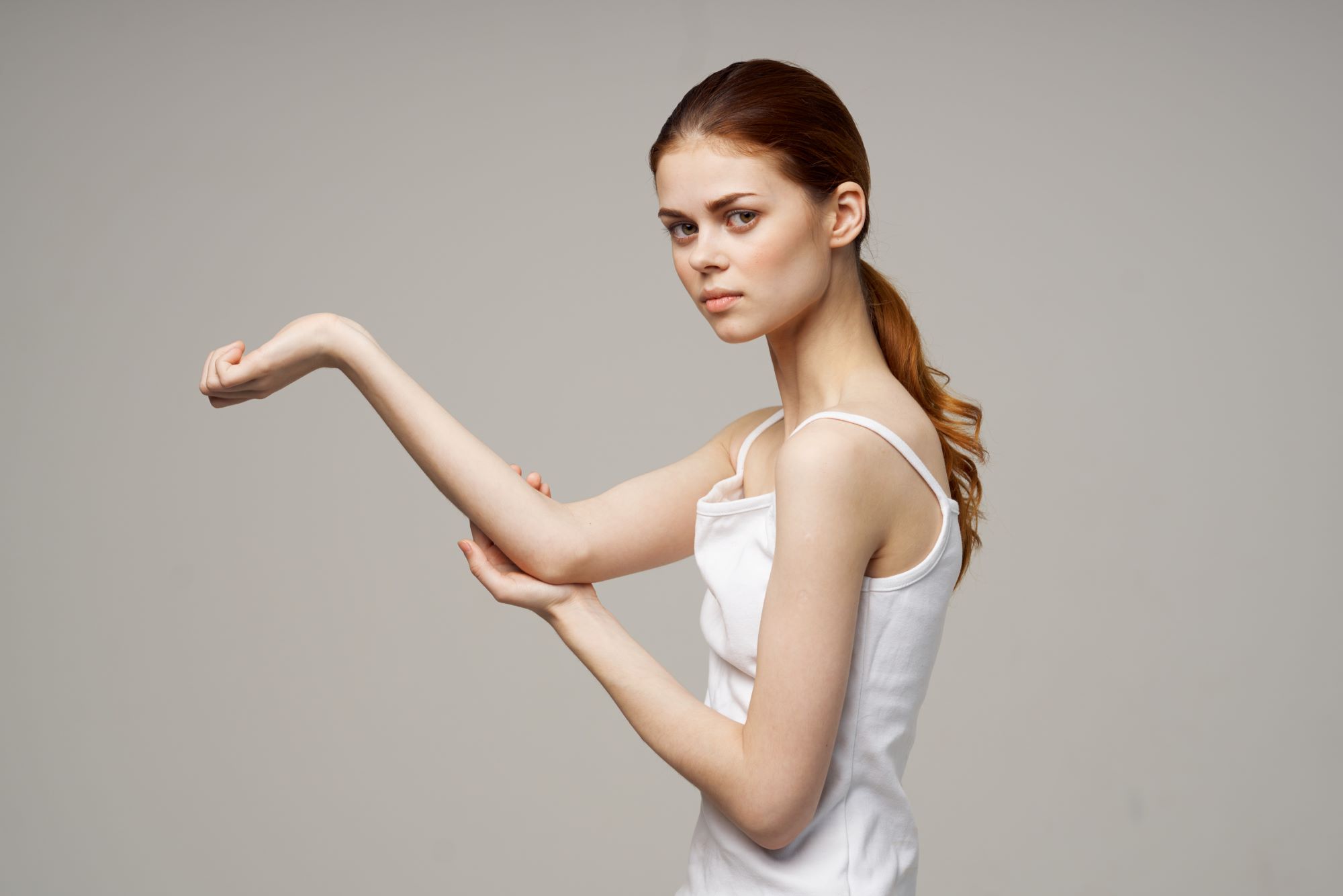 Tendinite interne du coude (golf elbow) : définition, causes, symptômes et traitement