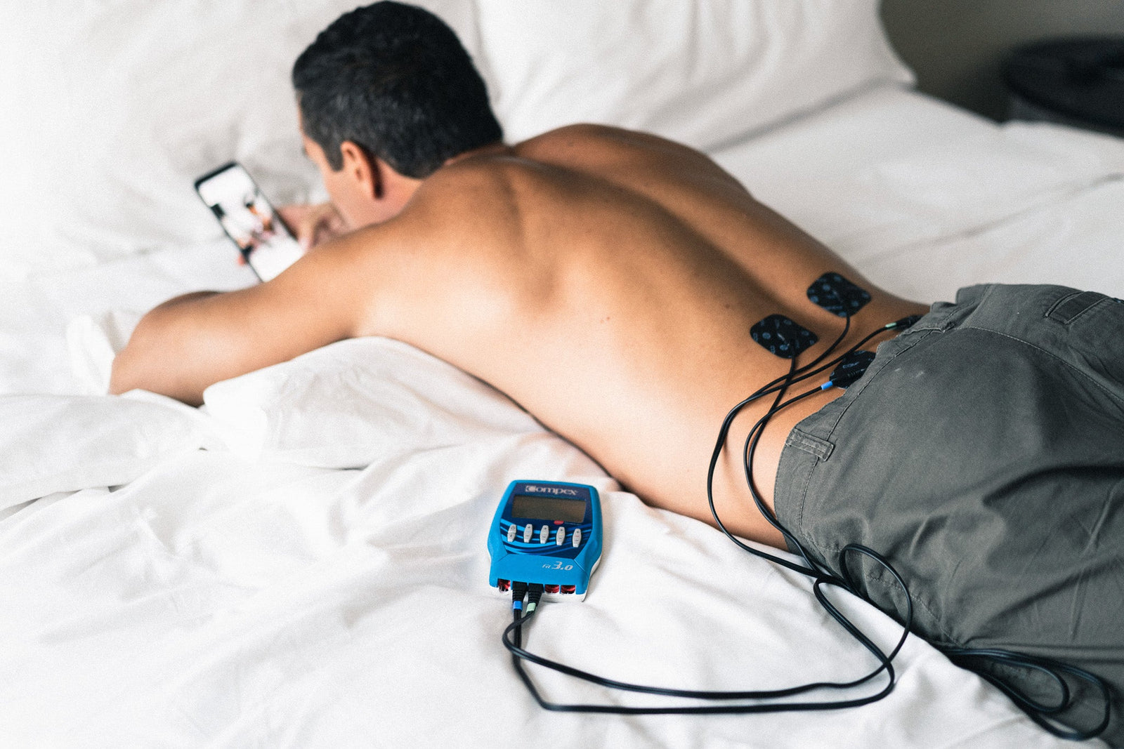 Un homme qui utilise l'électrostimulation sur son tibia