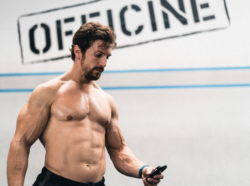 Une personne très musclée qui utilise l'électrostimulation pour développer sa masse musculaire
