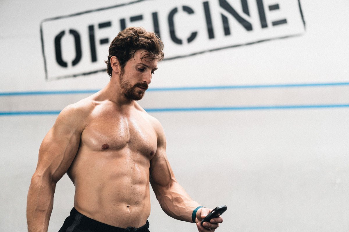 Une personne très musclée qui utilise l'électrostimulation pour développer sa masse musculaire