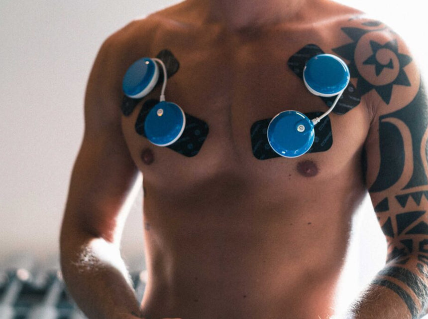 Mann mit Elektro-Muskel-Stimulation auf dem Brustmuskel