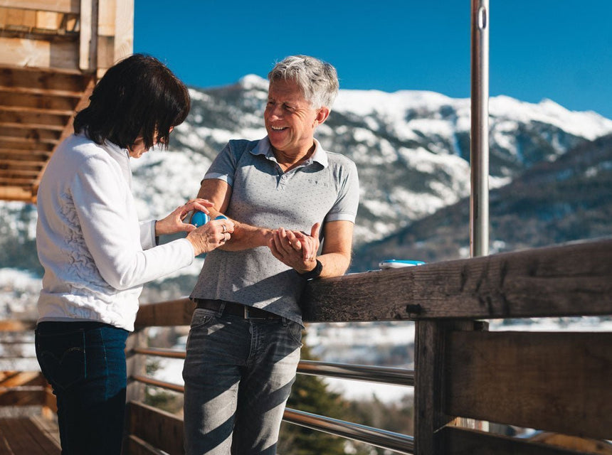 Comment l'électrostimulation aide à soulager les douleurs liés au vieillissement - seniors utilisant l'électrostimulation