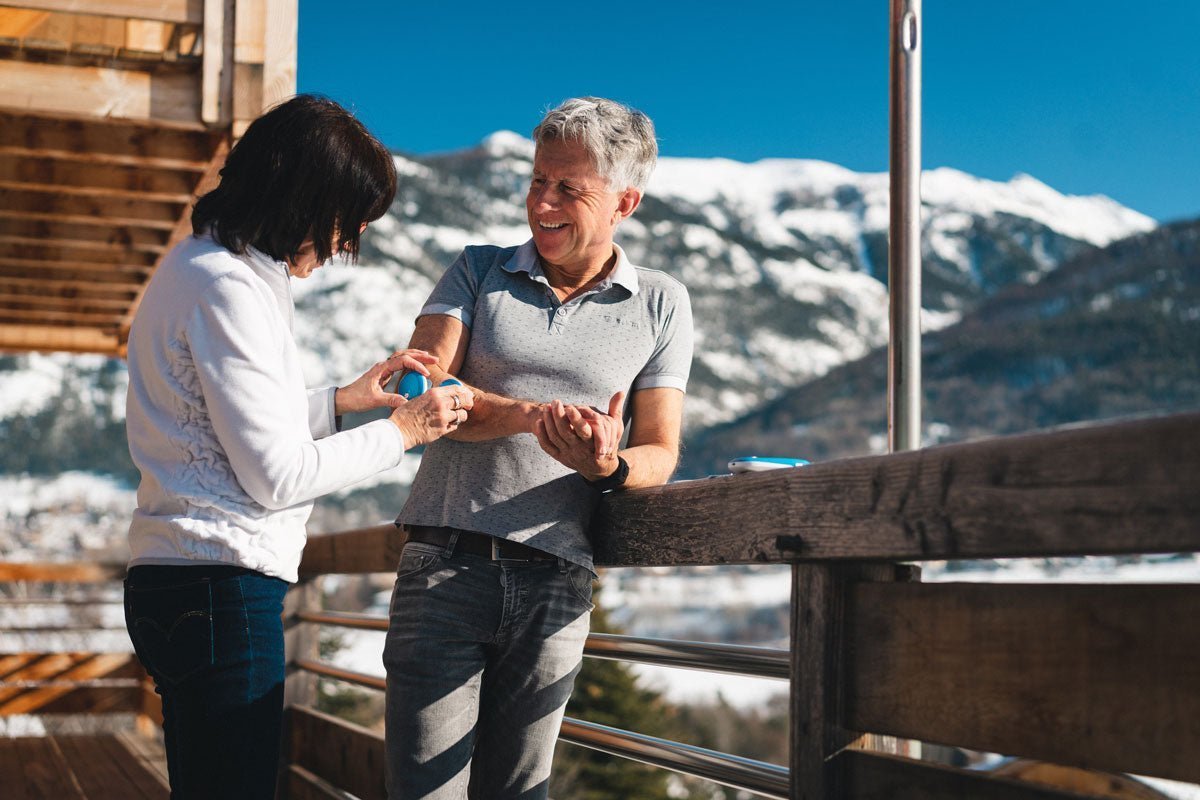 Comment l'électrostimulation aide à soulager les douleurs liés au vieillissement - seniors utilisant l'électrostimulation