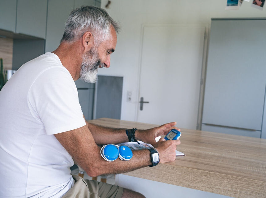 Mann mit Compex TENS