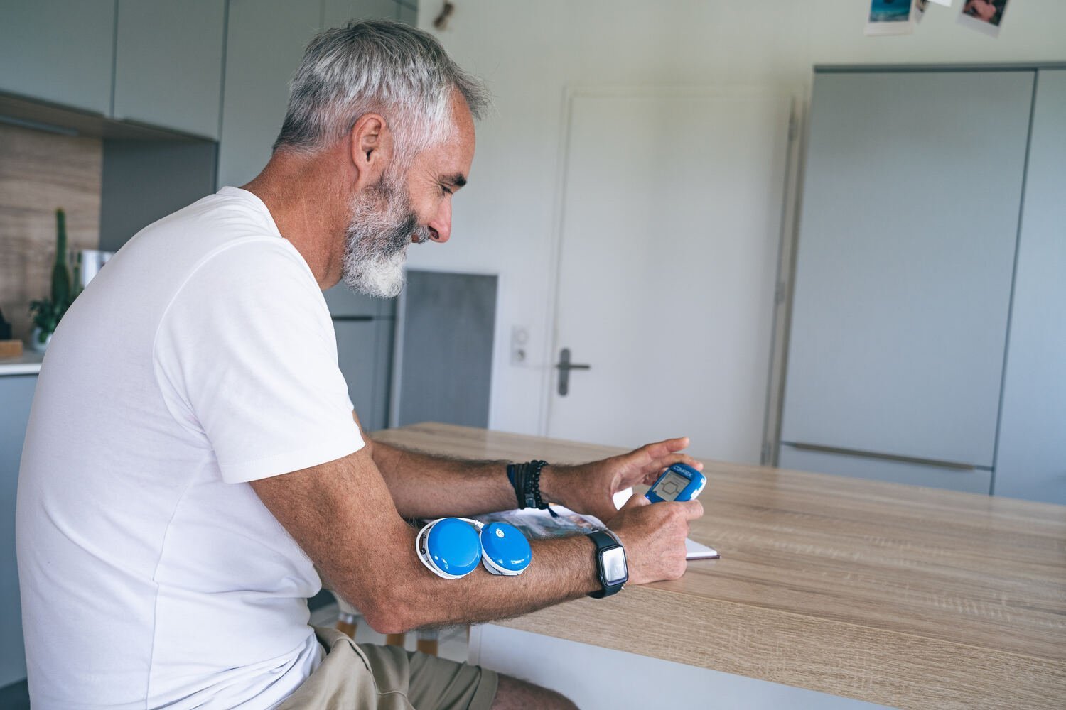 Mann mit Compex TENS