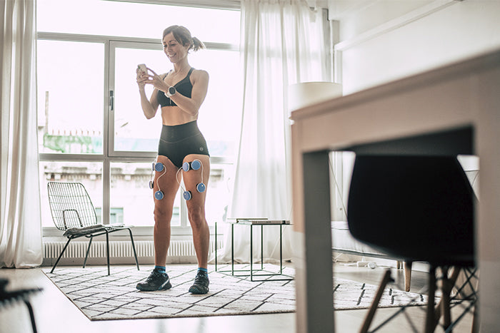 Mejora tu estado físico y bienestar desde casa con la rutina Compex. Descubre cómo ejercitar brazos, abdominales, glúteos y muslos con electroestimulación, optimizando fuerza, recuperación y reduciendo el estrés
