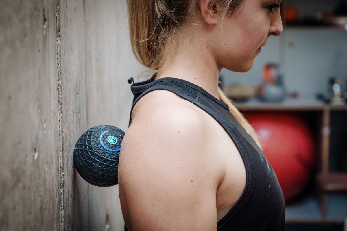 Reduzca a tensão muscular com a bola vibratória Compex Molecule: guia completo