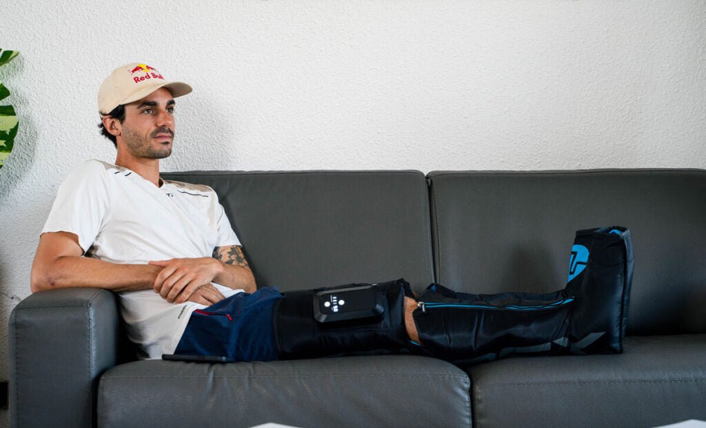 Un atleta maschio che utilizza la pressoterapia