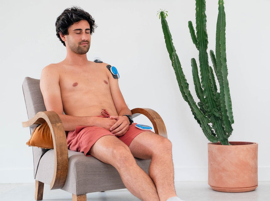 A man treating Shoulder Tendinopathy using the Compex FIT 5.0 electrostimulator