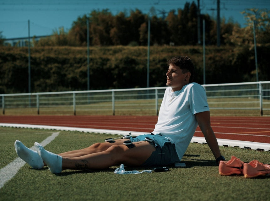 Un homme qui utilise l'électrostimulation sur ses pectoraux