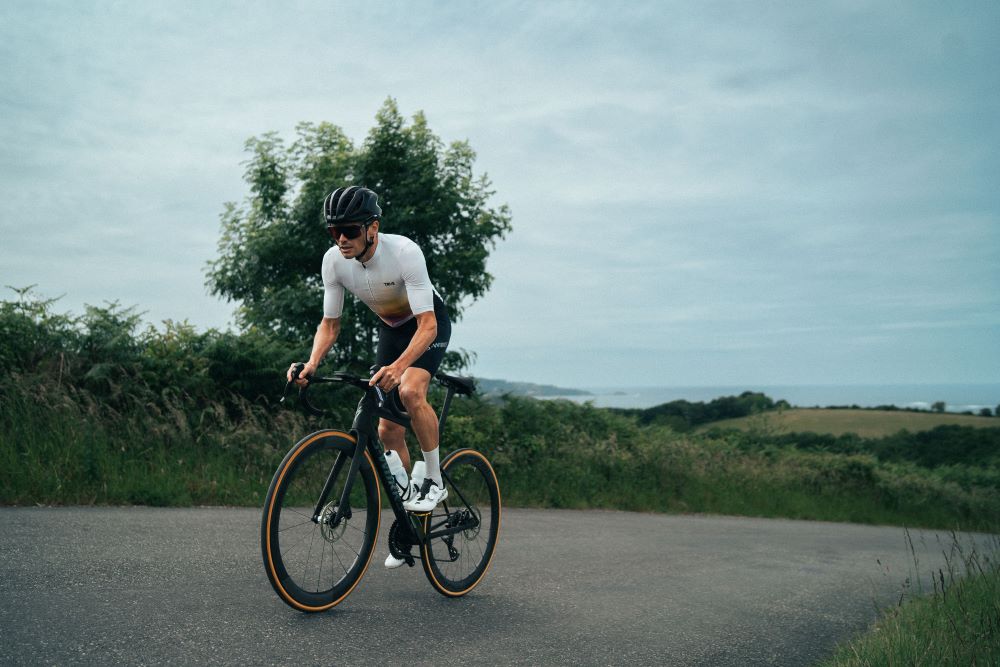 Blessures en triathlon : comment les éviter (et récupérer plus vite) avec l'électrostimulation Compex