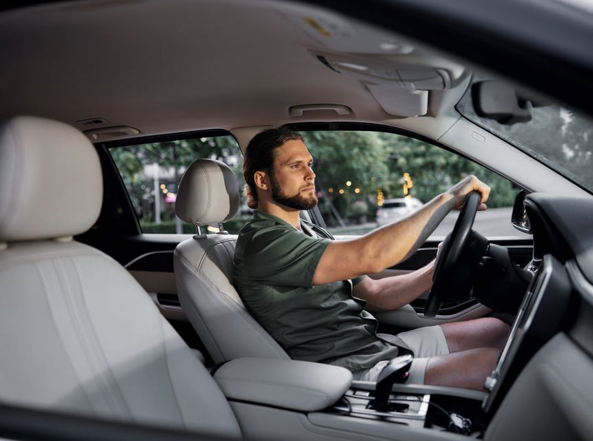 Mal de dos en voiture ou en position assise prolongée : comment soulager la lombalgie durablement ?