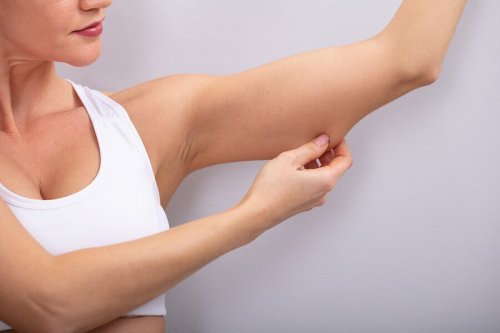 Adeus aos braços de morcego: 4 conselhos de especialistas e exercícios para tonificar os teus tríceps