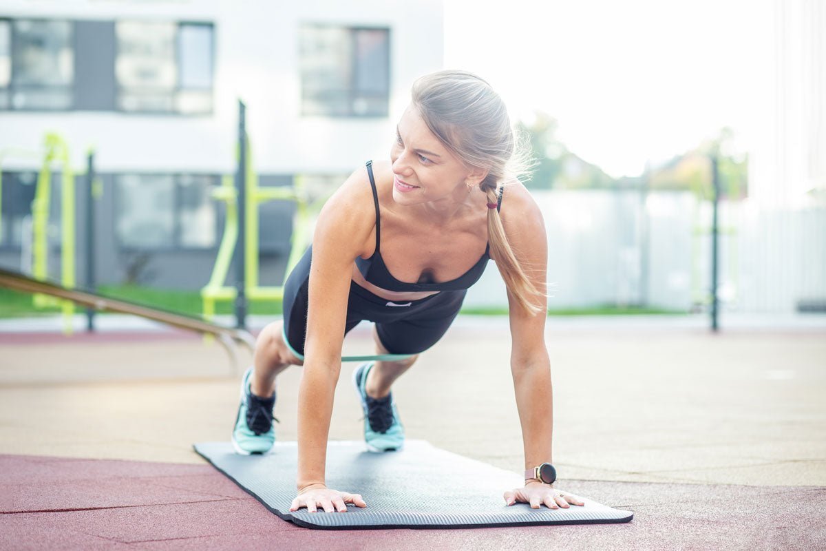 Une femme qui réalise une séance de gainage