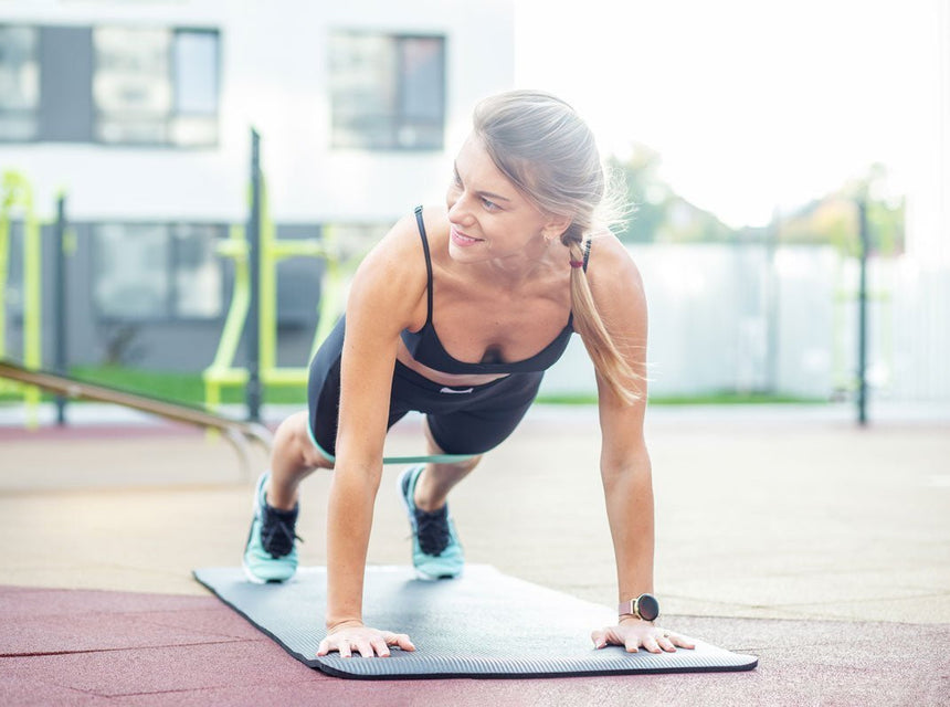Une femme qui réalise une séance de gainage