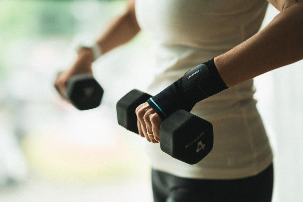 Enhance proprioception with the Compex Activ'® Wrist+ support