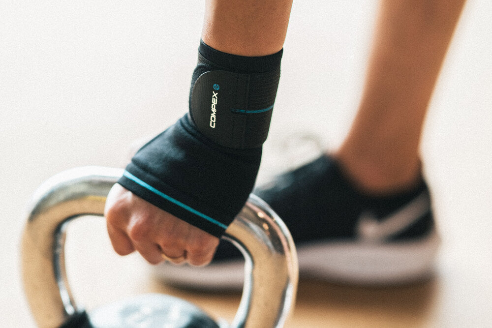 Support during exercise with the Compex Activ'® Wrist+