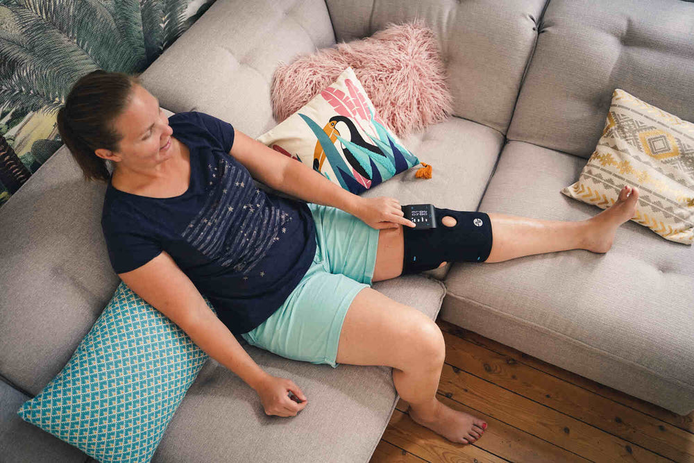 Manage your pain with thermotherapy (heat) with Compex ComfortTENS Knee™