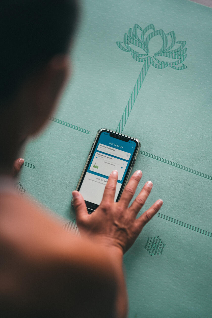 A woman using the Compex Corebelt app