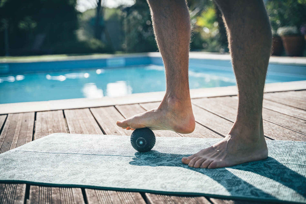 Release muscle knots with the Compex Molecule™ vibrating massage ball