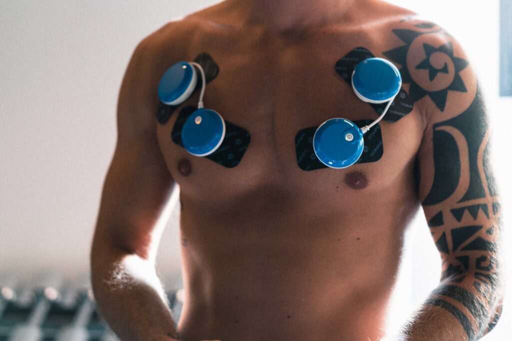 Mann mit Elektro-Muskel-Stimulation auf dem Brustmuskel