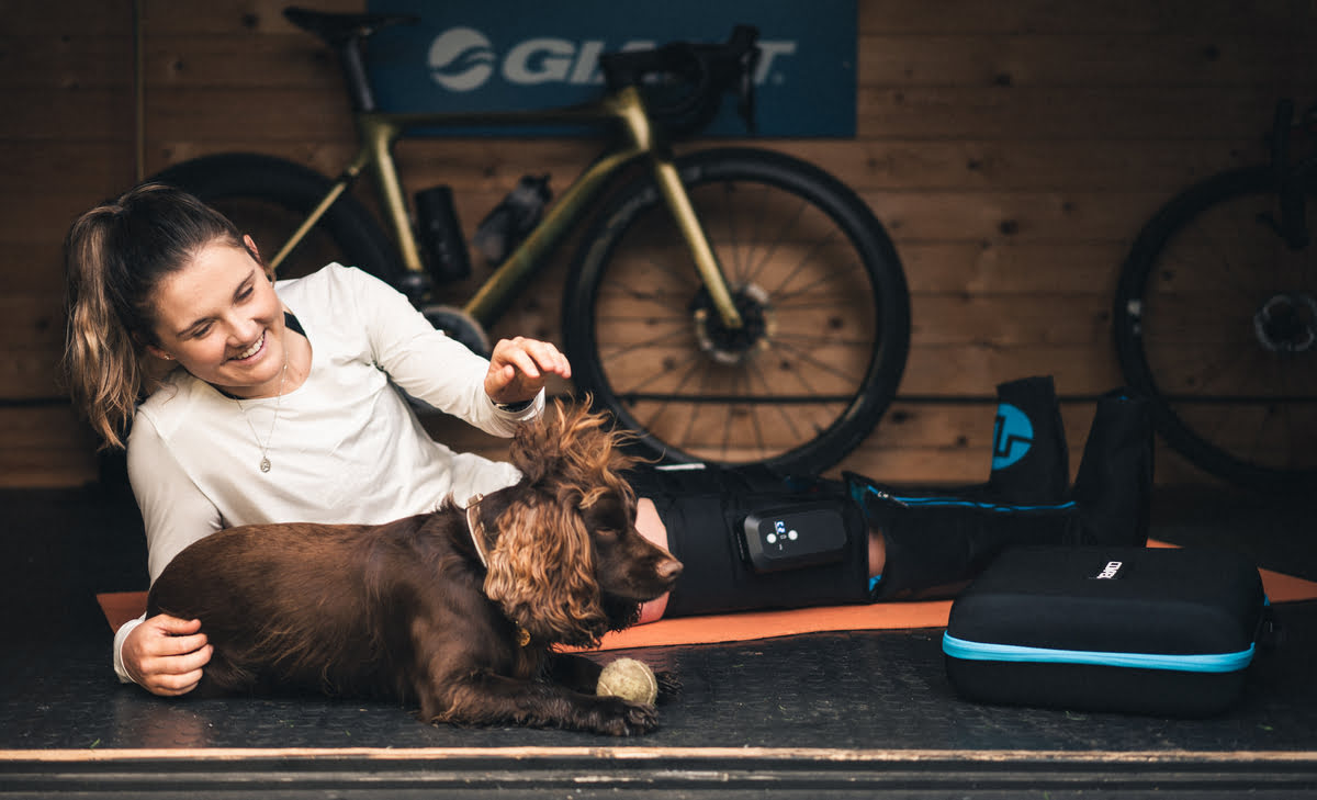 Compex Ayre kullanarak köpeğiyle birlikte iyileşen bir kadın triatloncu