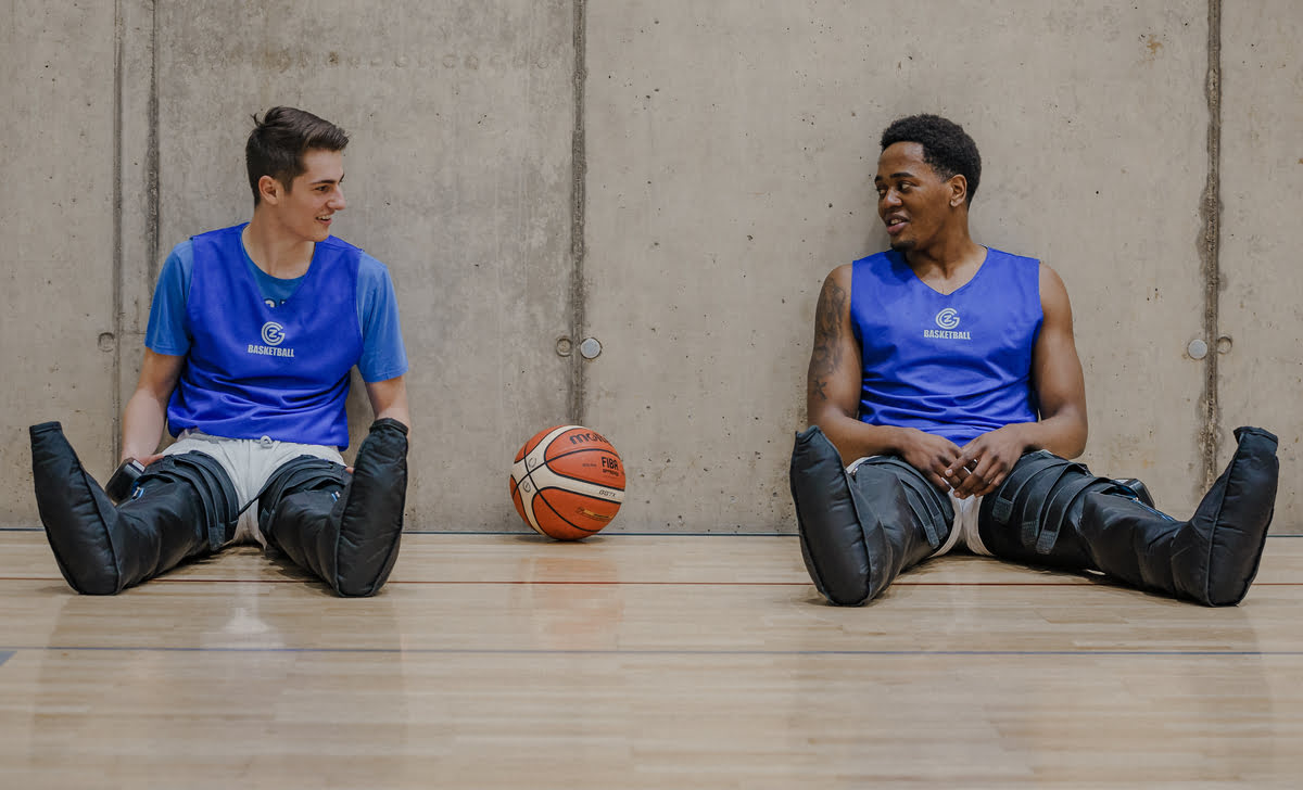Compex Ayre kullanarak iyileşen 2 erkek basketbolcu