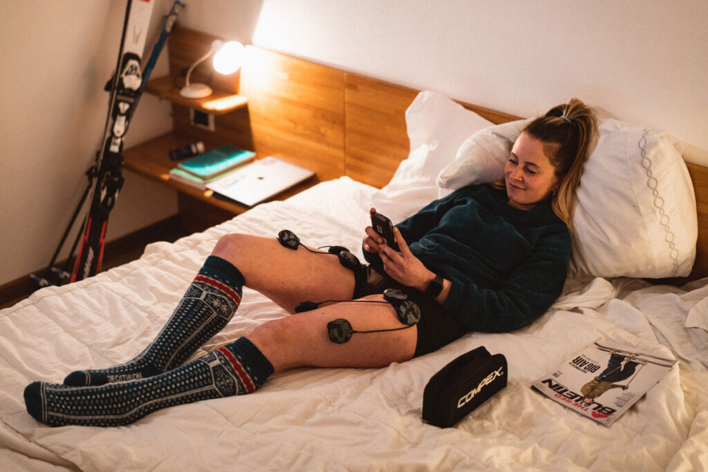 A woman practicing her recovery after skiing with Compex electrostimulation