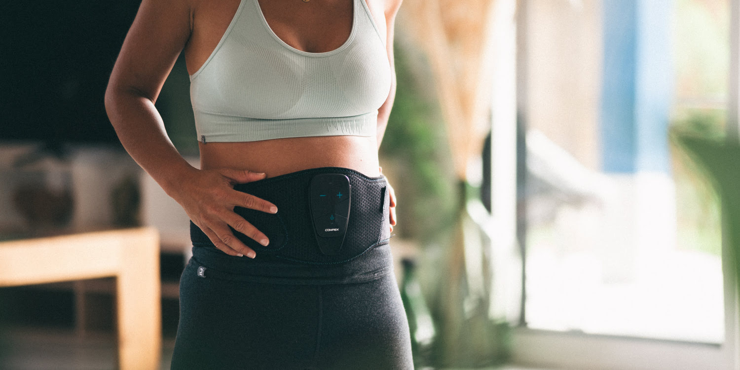 A woman using the Compex Corebelt 5.0 to get better abs