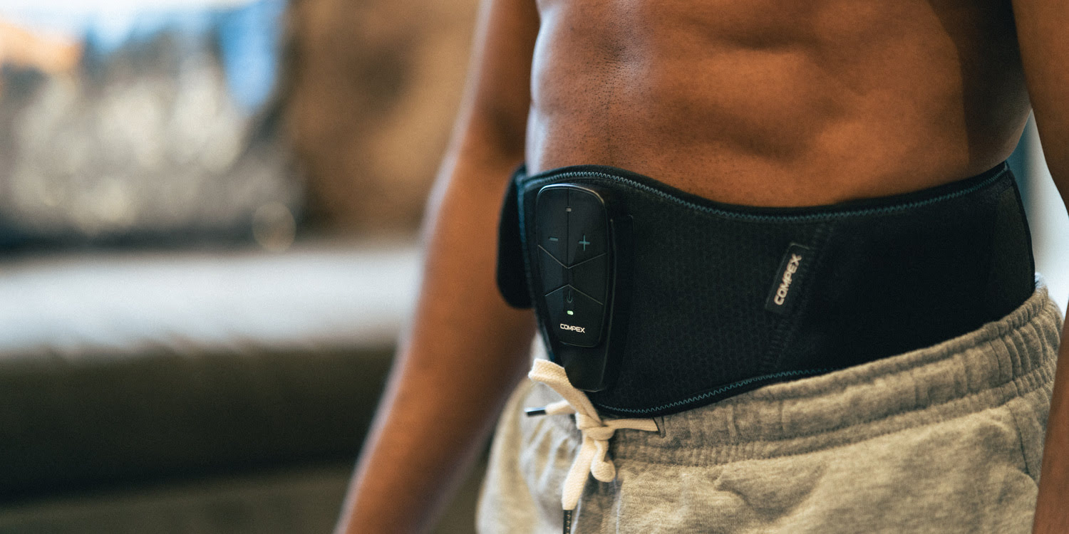 A man using the Compex Corebelt 5.0 to get better abs