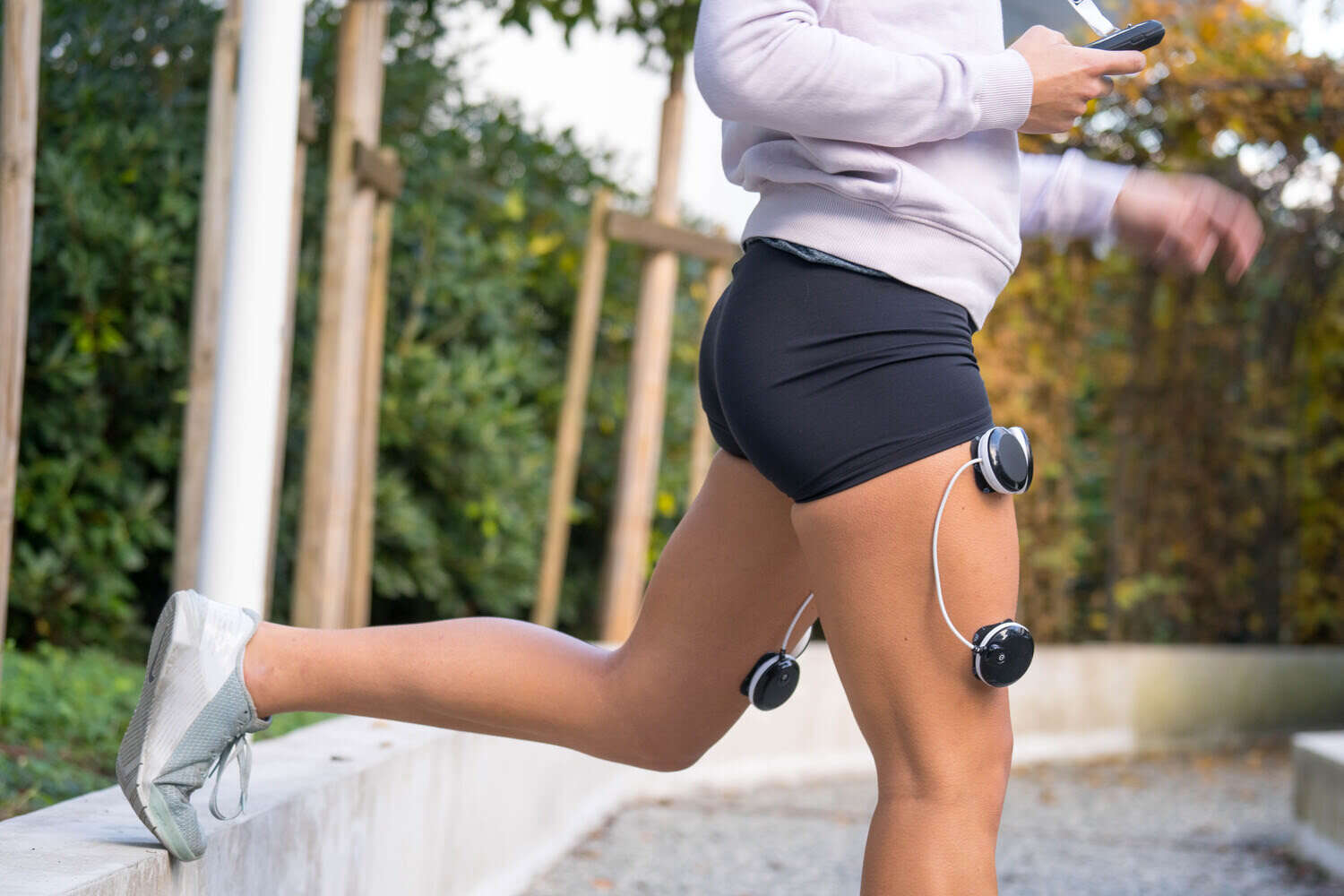 Tone your thighs using the Compex SP 8.0 muscle stimulator