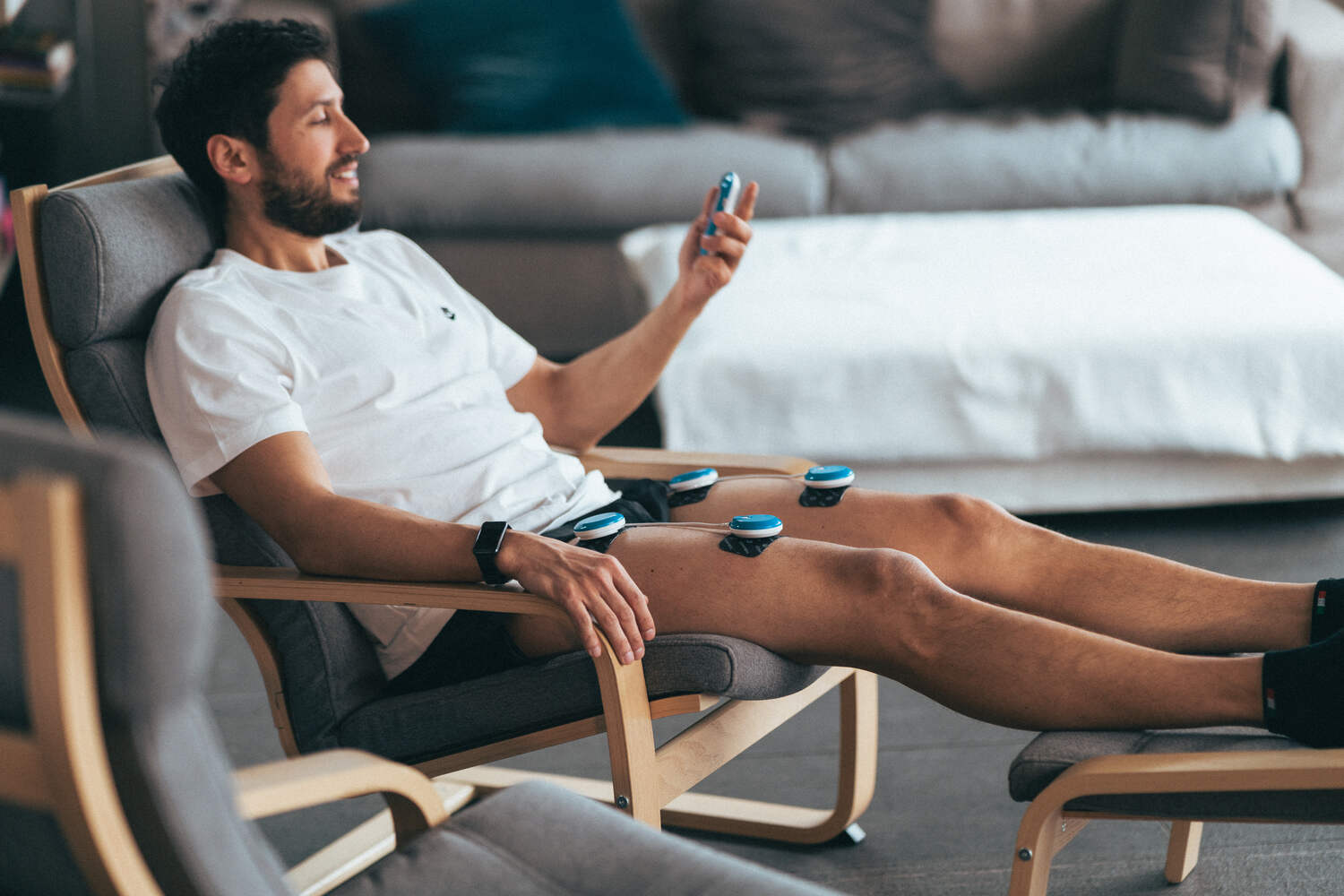 A man recovering his quads using electrostimulation