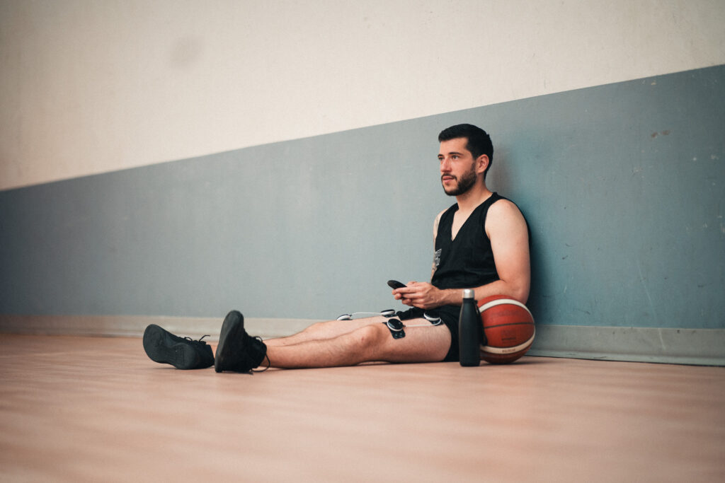un basketteur qui utilise l'électrostimulation. Efficacité de l'électrostimulation dans la pratique du basket.
