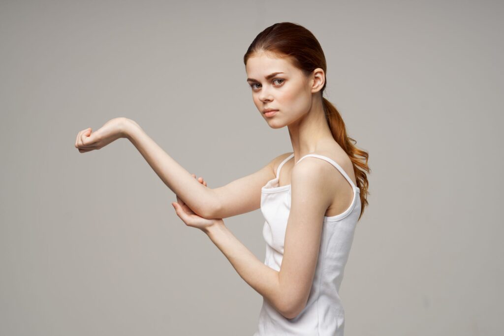 une femme souffrant d'un golf elbow
