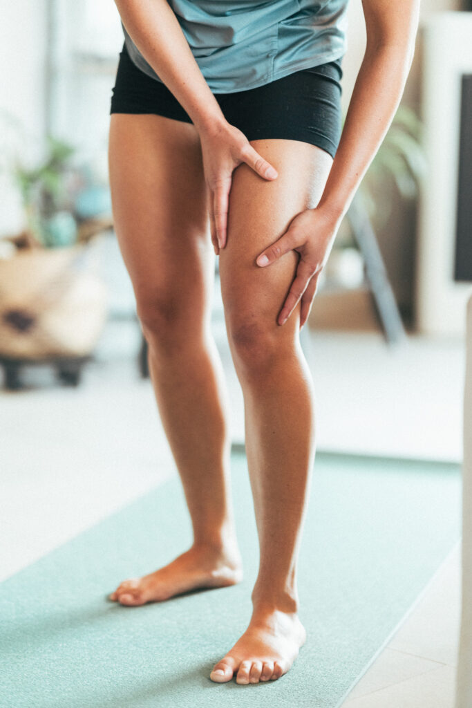 une femme qui souffre d'une élongation musculaire