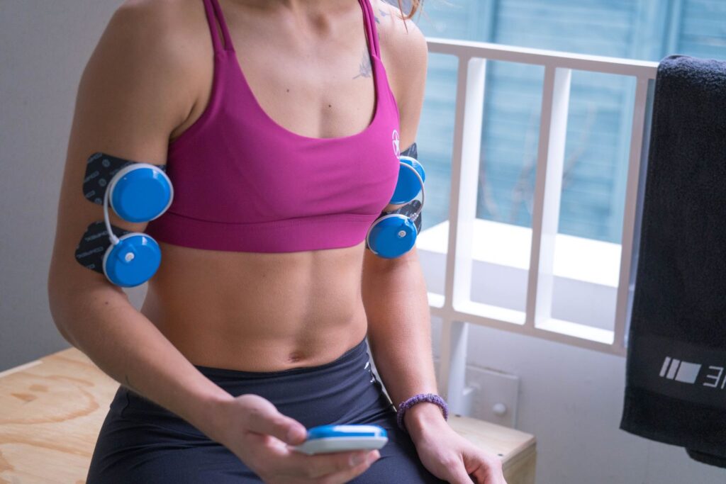 une femme qui tonifie son corps avec l'électrostimulation
