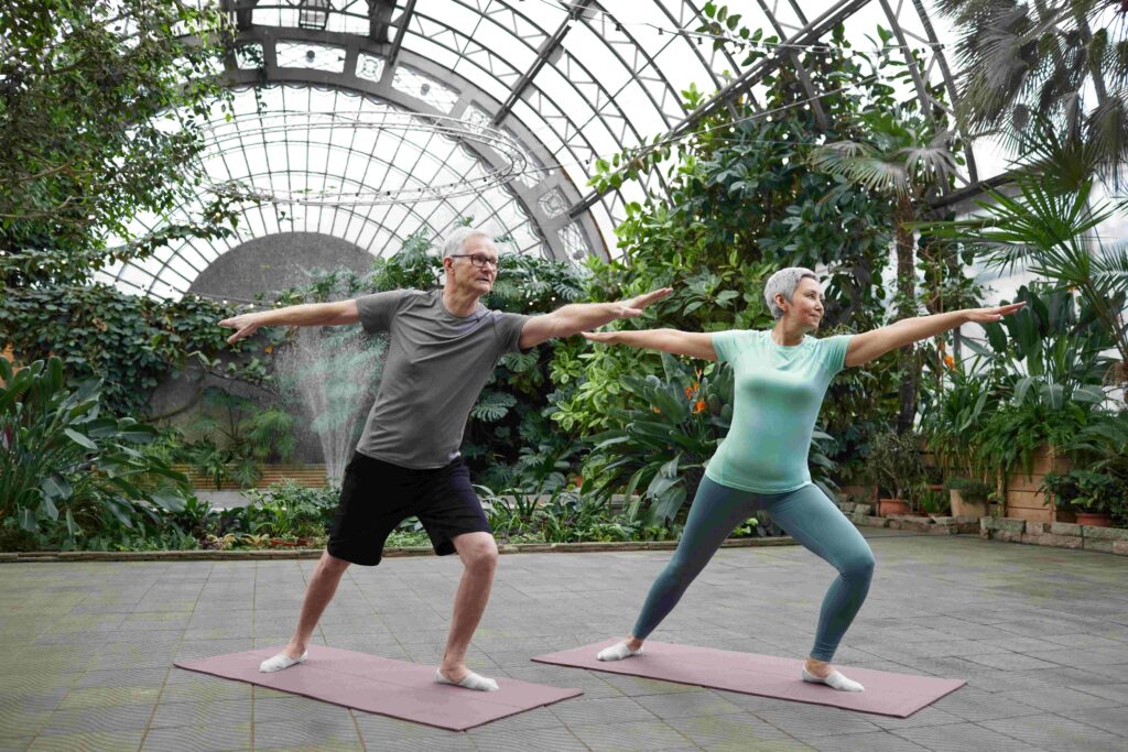 des personnes senior qui font du sport pour renforcer leurs os