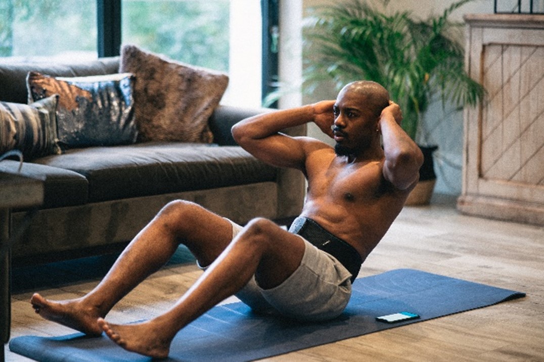 Allenare gli addominali: 10 esercizi da fare con la tua Compex Corebelt