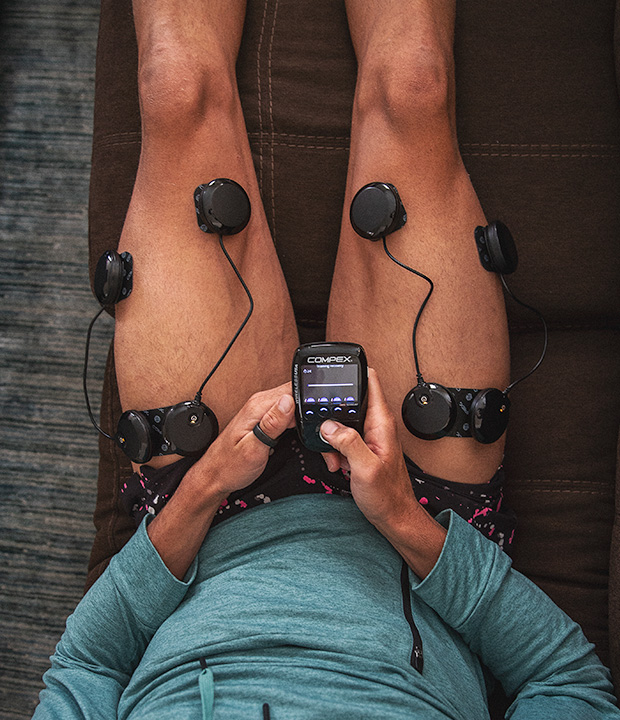 Athlete using muscle stim on quads