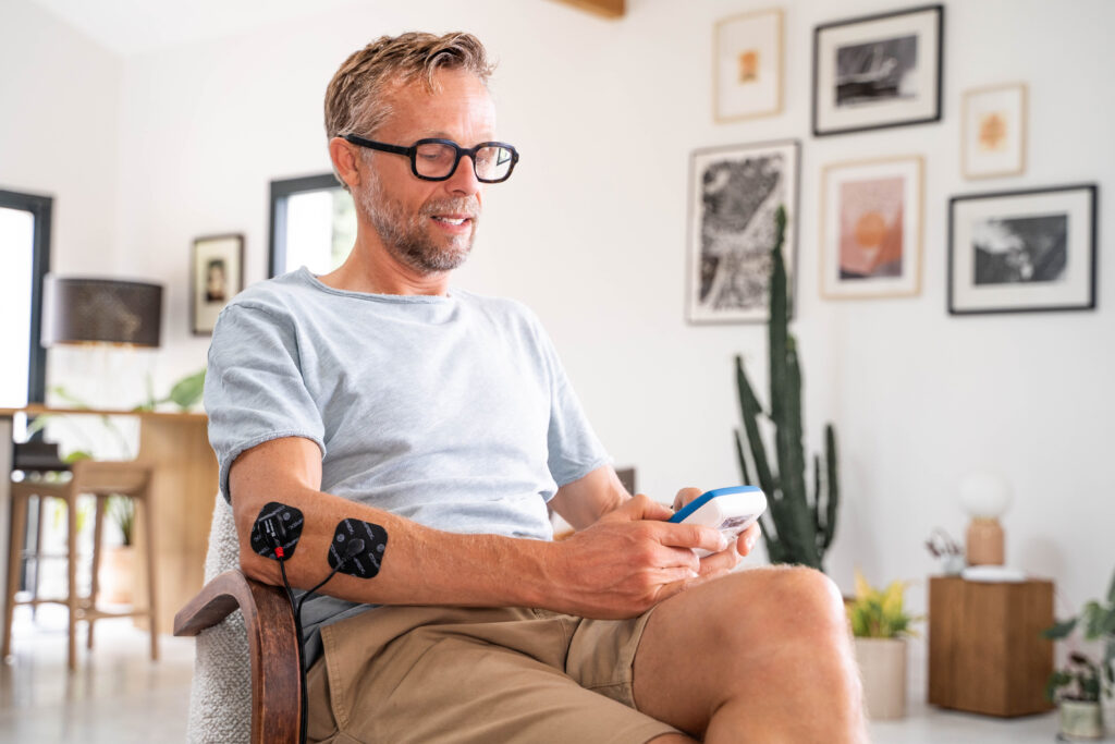 HOE BEHANDEL JE EEN TENNISELLEBOOG (EPICONDYLITIS) MET ELEKTROSTIMULATIE?