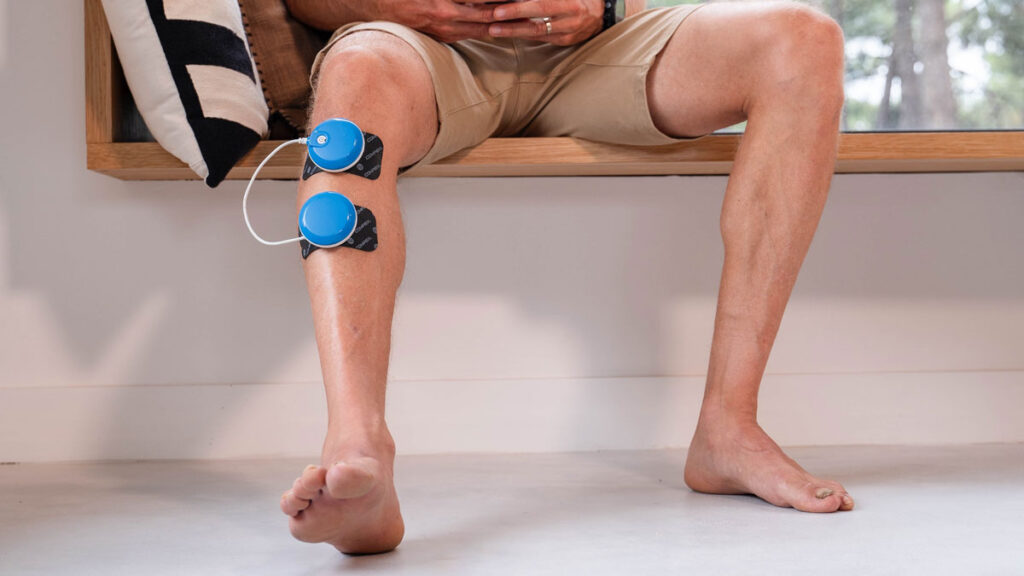 BEHANDELING VAN TIBIALE PERIOSTITIS MET ELEKTROSTIMULATIE 