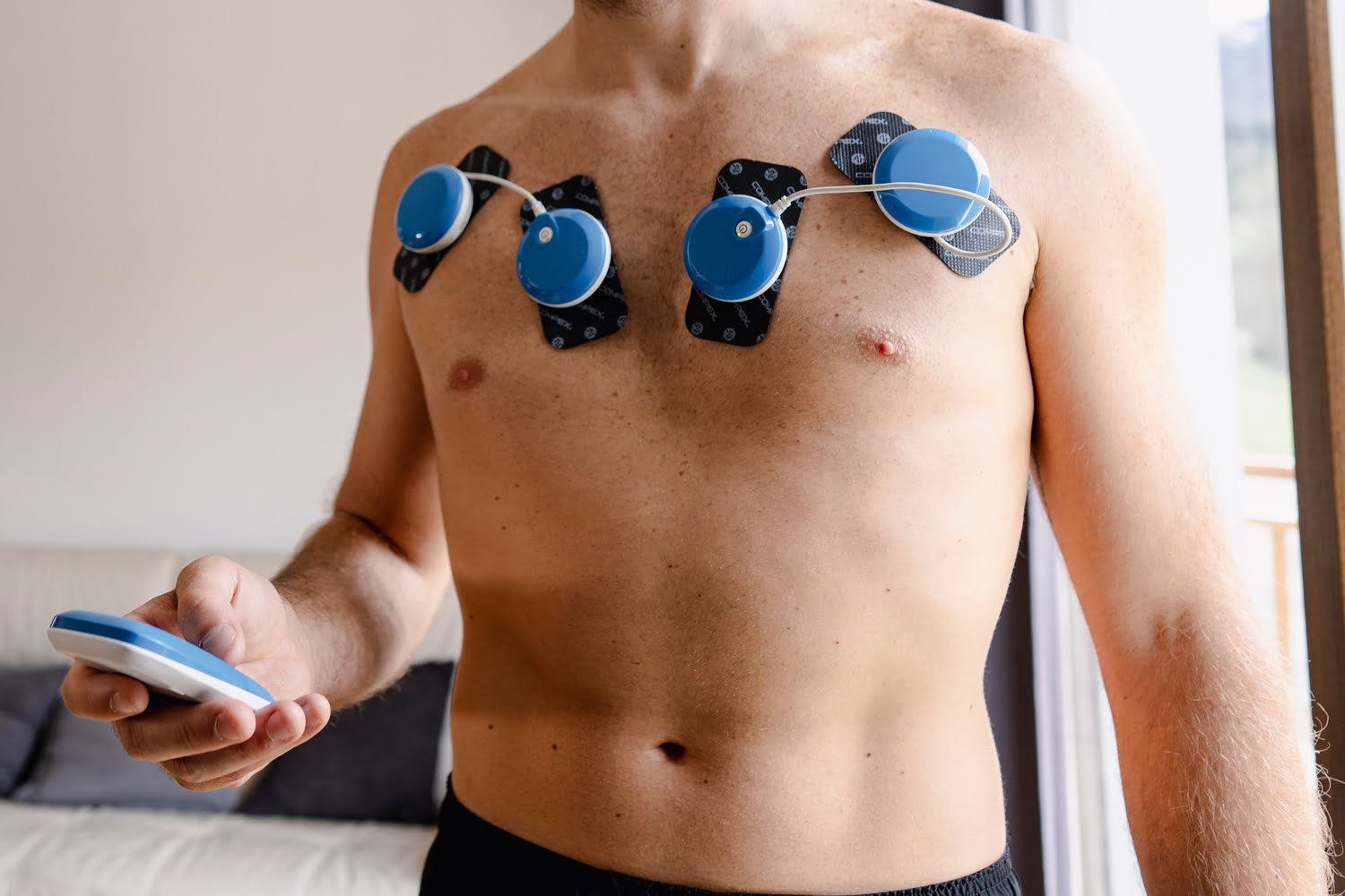 A man developing his pecs using the Compex FIT 5.0