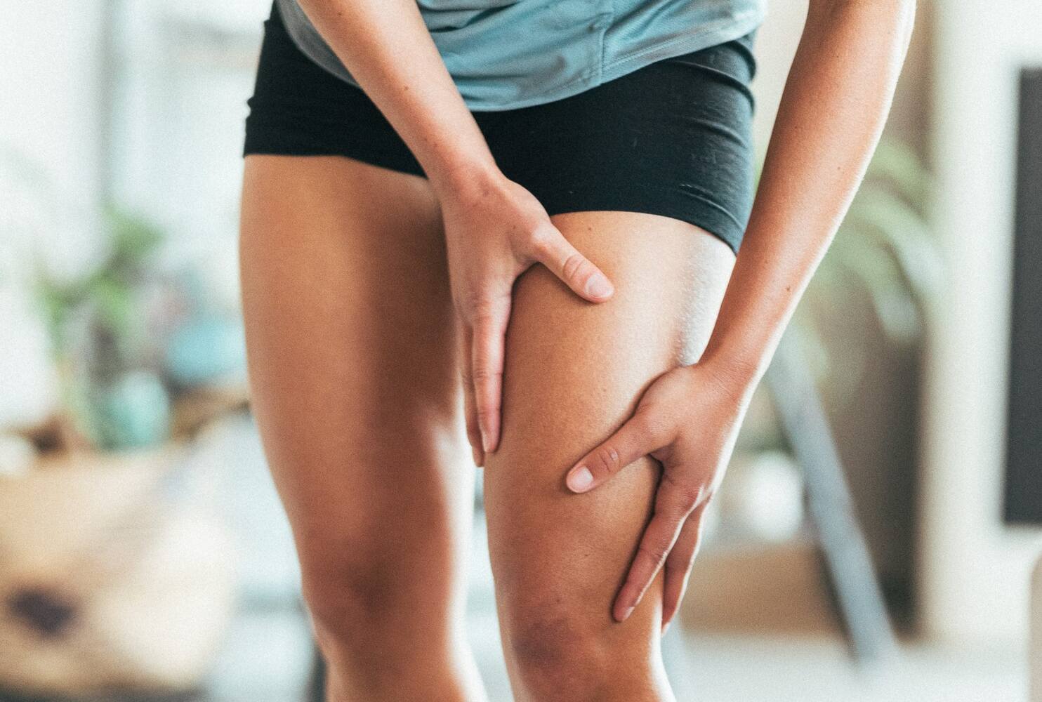 A women pressing her knee because of Hamstring injury